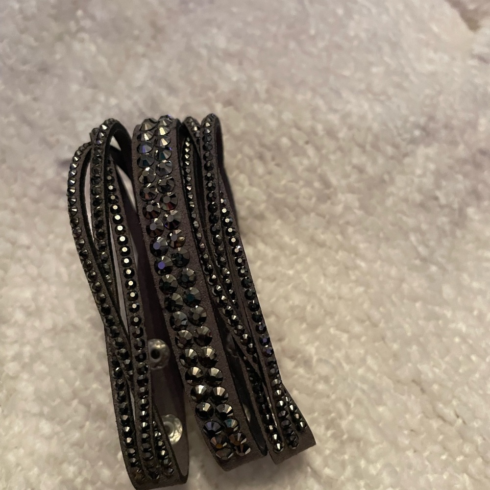 Adjustable bracelet in grey with bling, super cute!!